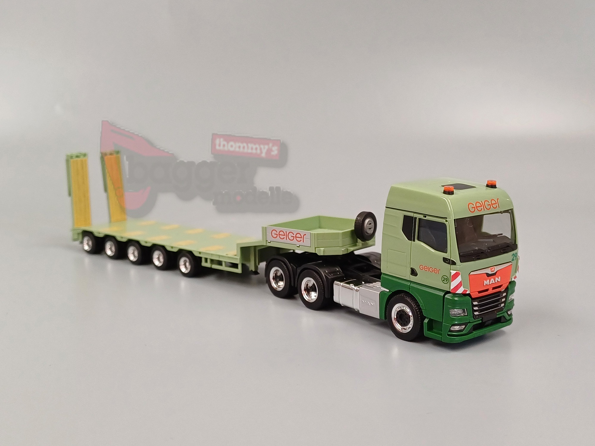 958585 - Herpa - MAN TGX GM Semitieflader mit Rampen "Geiger"